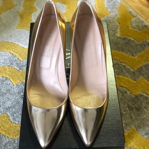 Gold pumps